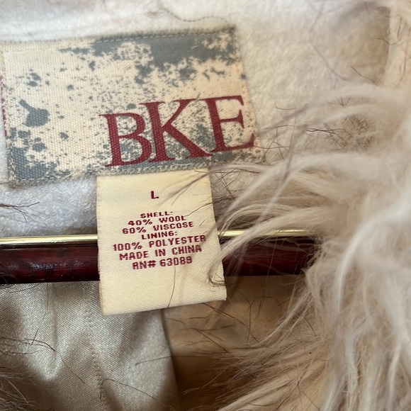 Cream Colored lace & faux fur jacket - Picture 3 of 4